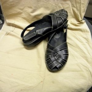 Pr black leather "Bare Traps Fayette" sandals size 7.5